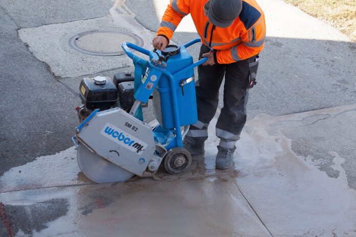 road construction, construction worker, teersäge